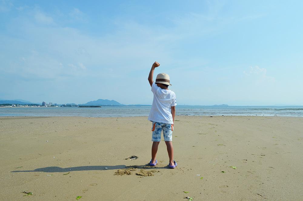 ガッツポーズをする男の子