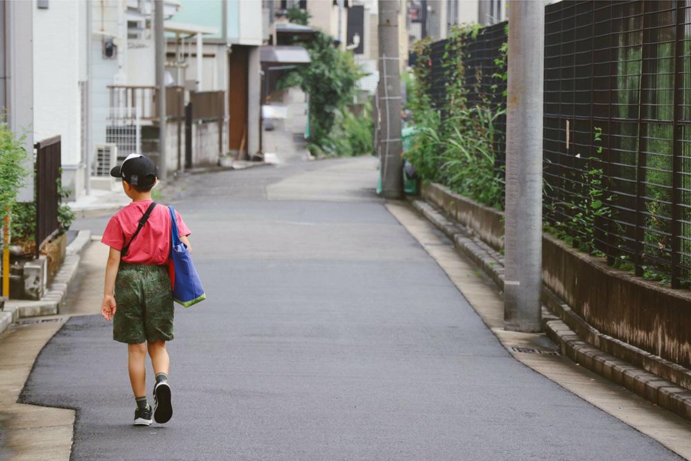 一人で塾に向かう背中