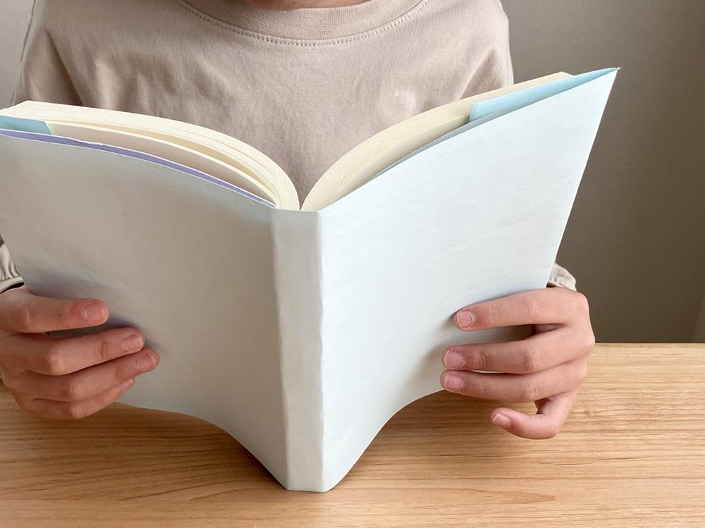 本を読んでいる子どもの様子