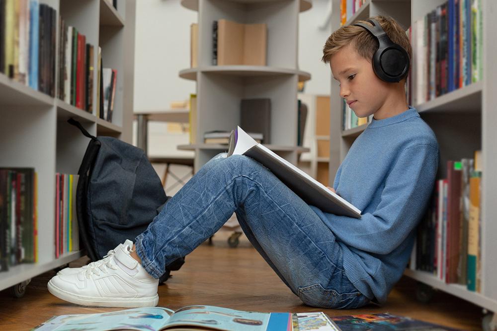 本を読む男の子