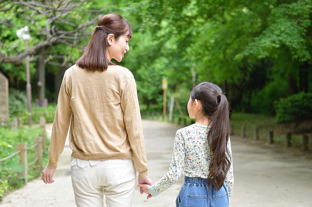 娘を見守る母親