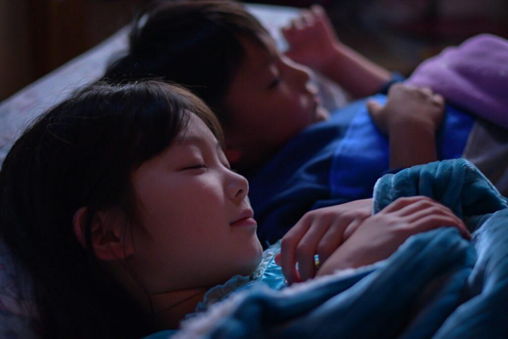 子どもがぐっすり眠る様子